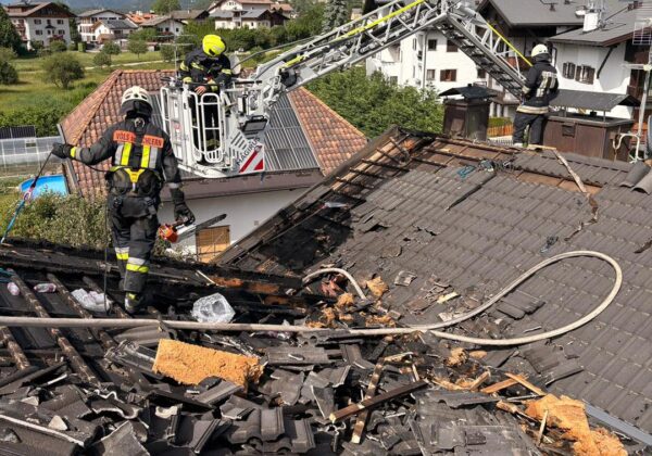 Gebäudebrand in Völs am Schlern: Flammen greifen auf Dachstuhl über