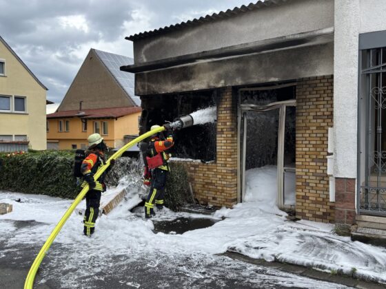Brand in Großostheim am Donnerstag: Verpuffung zerstört Fassade