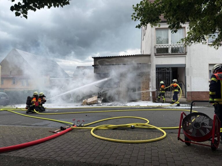 Brand in Großostheim am Donnerstag: Verpuffung zerstört Fassade