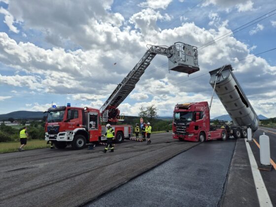 Einsatz auf der Semmering Schnellstra&szlig;e (S6): Lkw rammt Stromleitung