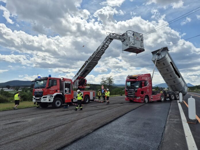 Einsatz auf der Semmering Schnellstraße (S6): Lkw rammt Stromleitung
