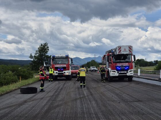 Einsatz auf der Semmering Schnellstraße (S6): Lkw rammt Stromleitung