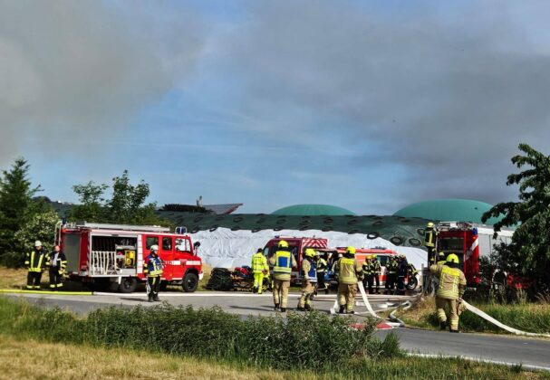Brand von Stroh- und Heulager in Weisendorf: 150 Kräfte im Einsatz