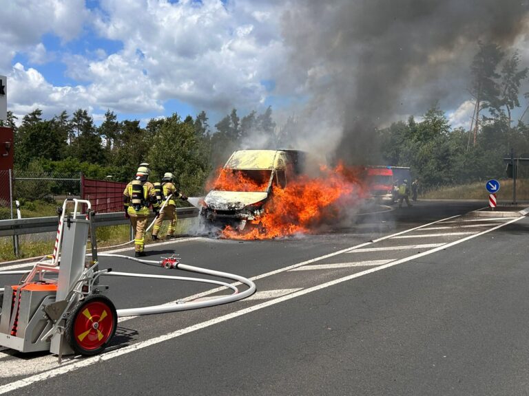 Transporterbrand an der Anschlussstelle Alzenau-Mitte: BAB 45 dicht