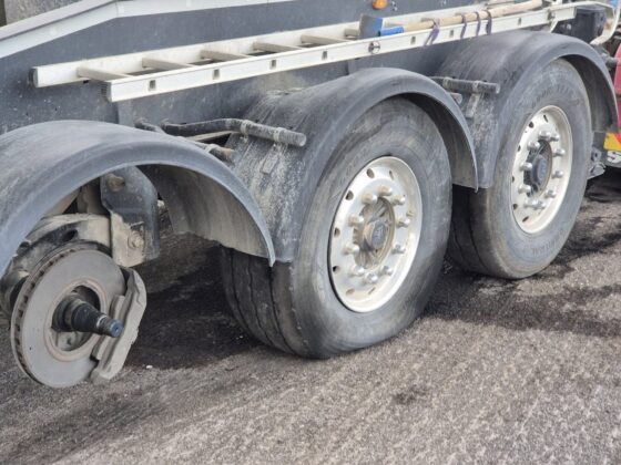 Einsatz auf der Semmering Schnellstraße (S6): Lkw rammt Stromleitung