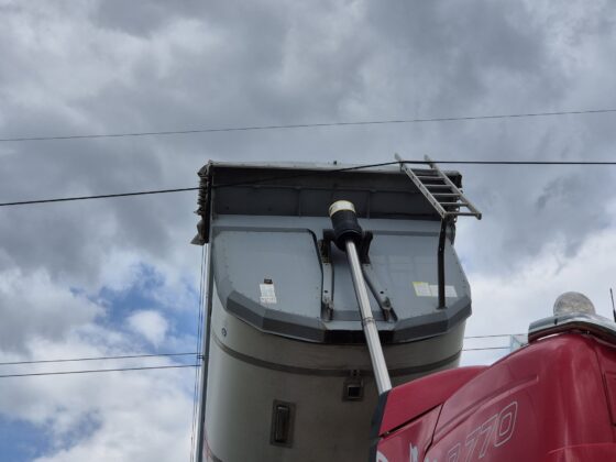 Einsatz auf der Semmering Schnellstraße (S6): Lkw rammt Stromleitung