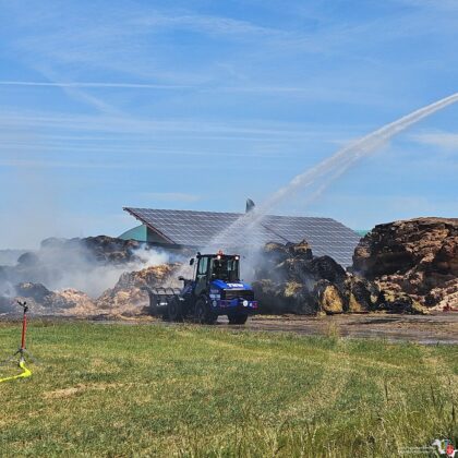 Brand von Stroh- und Heulager in Weisendorf: 150 Kräfte im Einsatz
