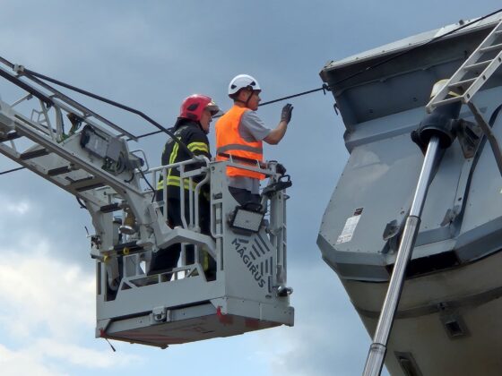 Einsatz auf der Semmering Schnellstraße (S6): Lkw rammt Stromleitung