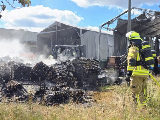 Brand von Akkus in Karlstein: 25 Paletten im Außenbereich in Flammen