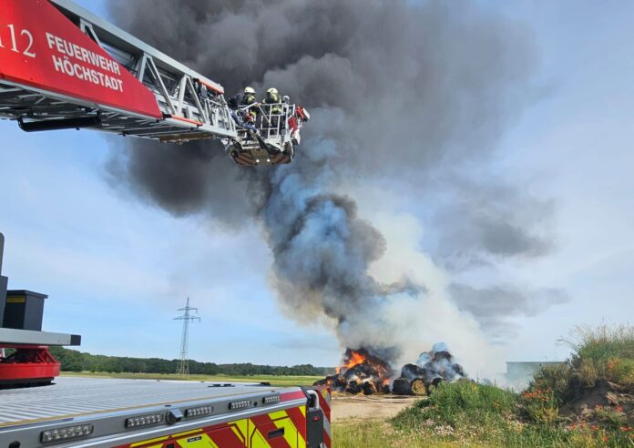 Brand von Stroh- und Heulager in Weisendorf: 150 Kräfte im Einsatz