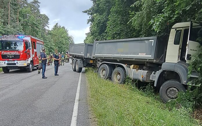 Lkw-Unfall auf der St2259 bei Röttenbach: Fahrer von Ersthelfern betreut