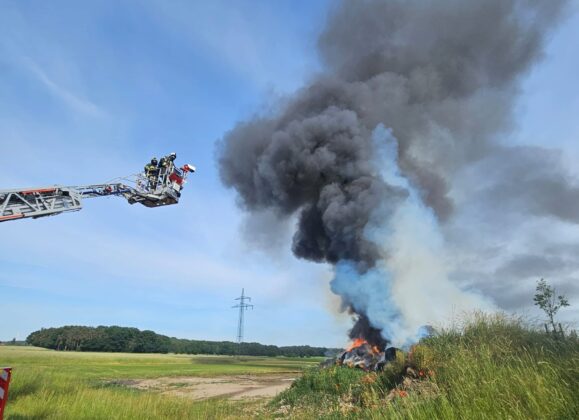 Brand von Stroh- und Heulager in Weisendorf: 150 Kräfte im Einsatz