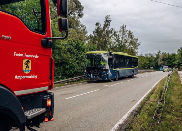 Busunfall bei Ampermoching: Kollision fordert ein Todesopfer