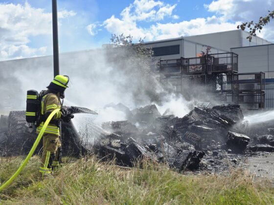 Brand von Akkus in Karlstein: 25 Paletten im Au&szlig;enbereich in Flammen