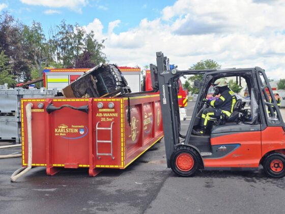 Brand von Akkus in Karlstein: 25 Paletten im Außenbereich in Flammen