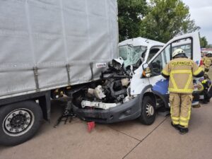 Unfall in Ratingen: Pkw landet rückwärts auf Mülltonnen