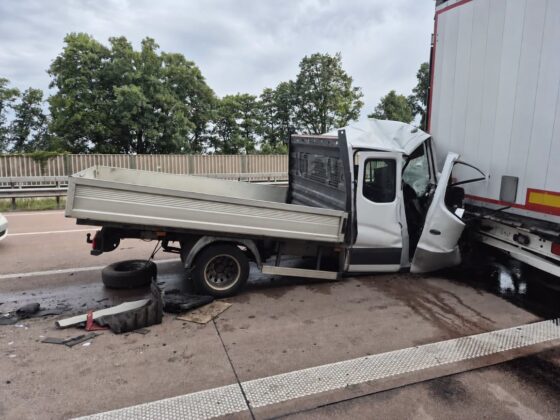 Unfall auf der A1 bei Stuhr: Pritschenwagen prallt ungebremst in Lkw