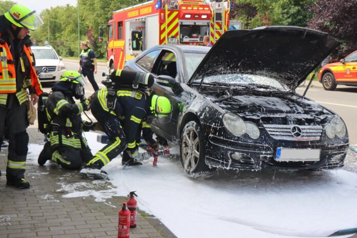 Pkw-Brand in Viernheim: Technischer Defekt stoppt Mercedes