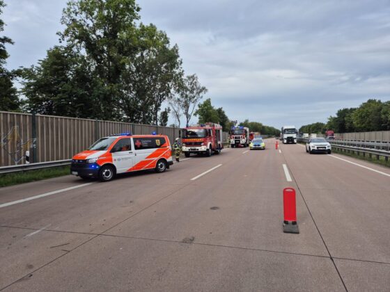 Unfall auf der A1 bei Stuhr: Pritschenwagen prallt ungebremst in Lkw