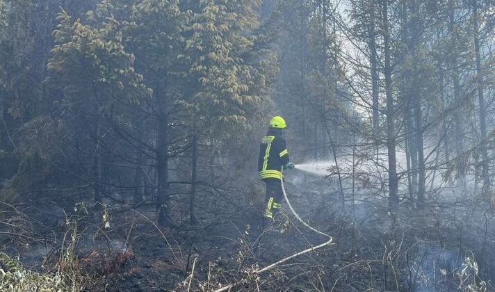 Waldbrand in Niederheimbach: Hubschrauber und Drohnen im Einsatz