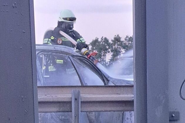 Einsatz auf der A3: Pkw-Brand beschädigt Lärmschutzwall massiv