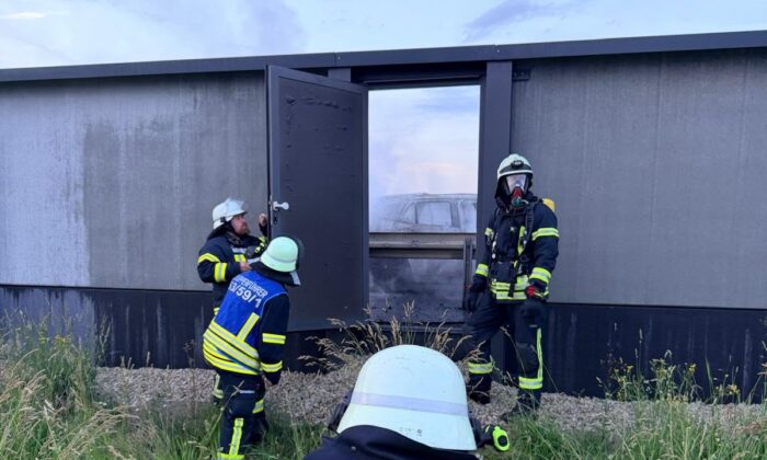 Einsatz auf der A3: Pkw-Brand beschädigt Lärmschutzwall massiv