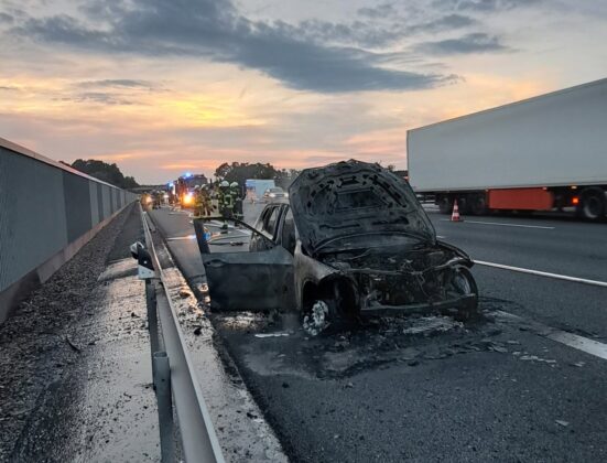 Einsatz auf der A3: Pkw-Brand besch&auml;digt L&auml;rmschutzwall massiv