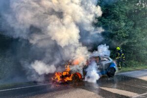 Feuerwehr in Bochum: Heckenbrand am Garagenhof fordert Verletzte