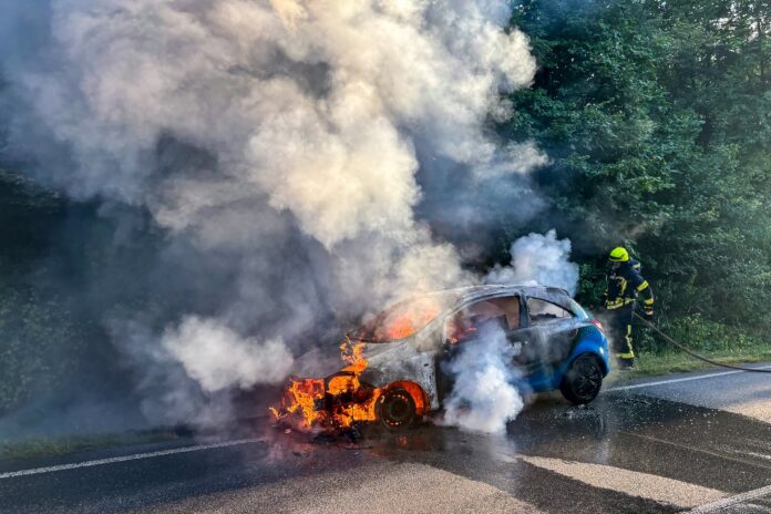 Feuerwehr Stockstadt: Pkw-Brand auf der B469 sorgt für Vollsperrung