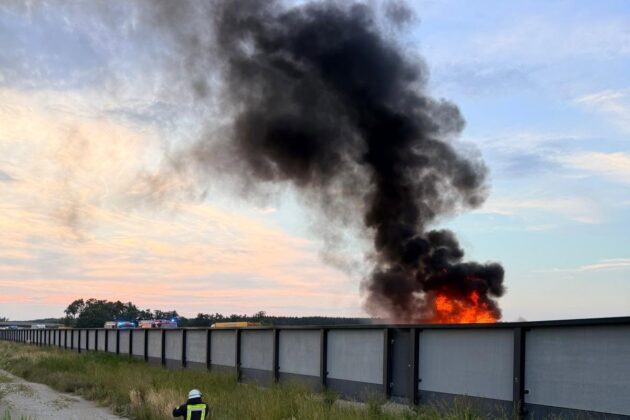 Einsatz auf der A3: Pkw-Brand beschädigt Lärmschutzwall massiv