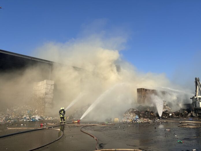 Großbrand in Welgesheim: 300 Kräfte bekämpfen Müllbrand