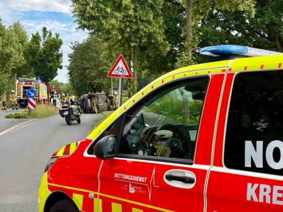 Verkehrsunfall in Gemen: Pkw prallt gegen Baum und kippt um