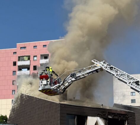 Über 120 Einsatzkräfte kämpfen bei Extremhitze gegen einen schweren Wohnhausbrand in Steinbach