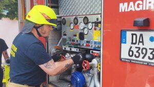 Nach einem spektakulären Flug durch die Luft rettet die Feuerwehr Wiesbaden einen schwer verletzten Autofahrer