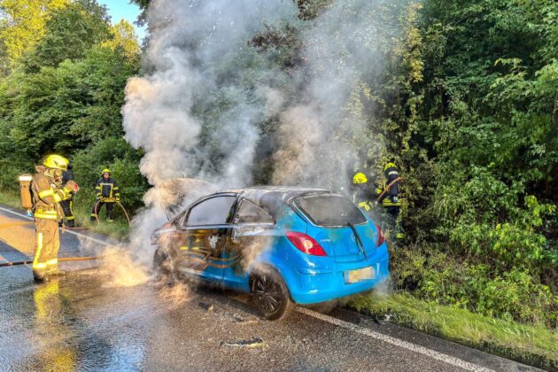Feuerwehr Stockstadt: Pkw-Brand auf der B469 sorgt für Vollsperrung