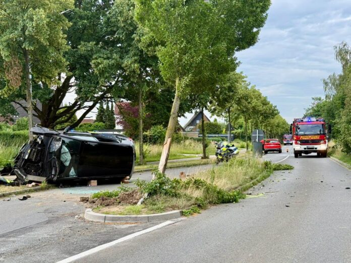 Verkehrsunfall in Gemen: Pkw prallt gegen Baum und kippt um