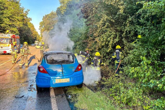 Feuerwehr Stockstadt: Pkw-Brand auf der B469 sorgt für Vollsperrung