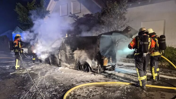 Freiwillige Feuerwehr Großostheim: Kastenwagen brennt nachts aus