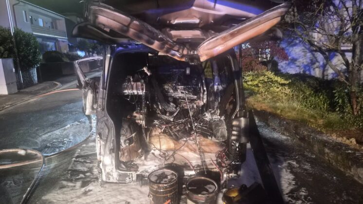 Freiwillige Feuerwehr Großostheim: Kastenwagen brennt nachts aus
