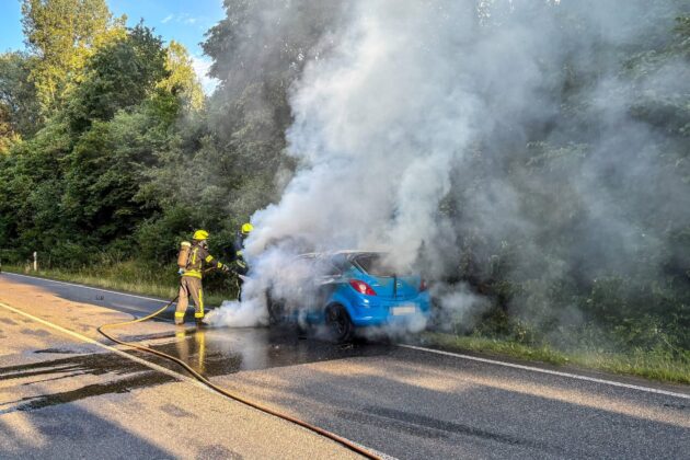 Feuerwehr Stockstadt: Pkw-Brand auf der B469 sorgt für Vollsperrung