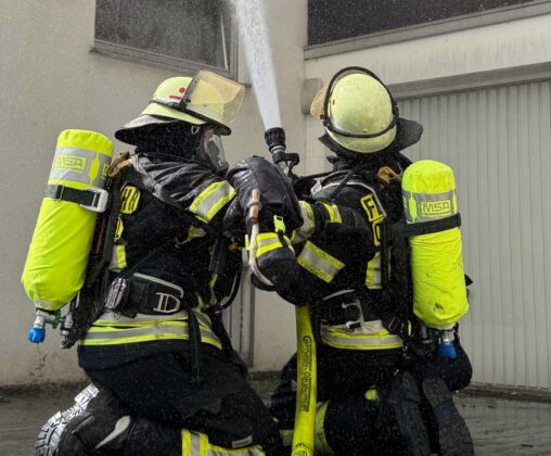 Über 120 Einsatzkräfte kämpfen bei Extremhitze gegen einen schweren Wohnhausbrand in Steinbach