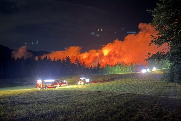 Mehrere Hubschrauber im Einsatz gegen den großen Waldbrand im Gemeindebereich Übersee