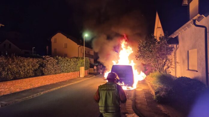 Freiwillige Feuerwehr Großostheim: Kastenwagen brennt nachts aus