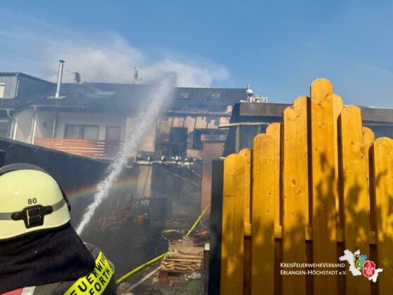Verheerender Garagenbrand führt zu massiver Brandausbreitung im Eckentaler Ortsteil Forth