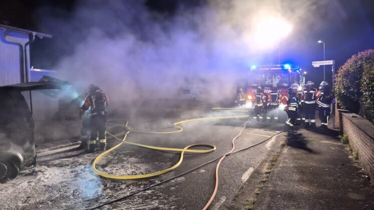 Freiwillige Feuerwehr Großostheim: Kastenwagen brennt nachts aus