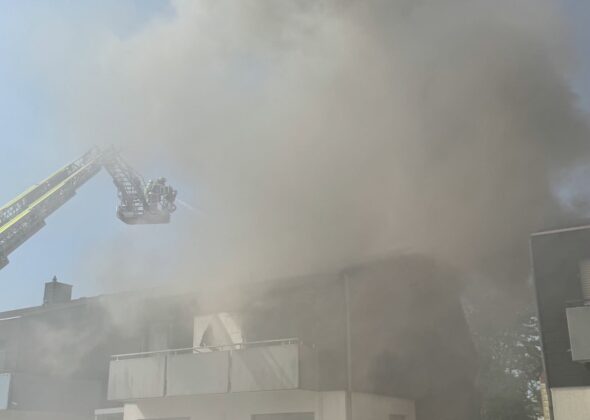 Über 120 Einsatzkräfte kämpfen bei Extremhitze gegen einen schweren Wohnhausbrand in Steinbach