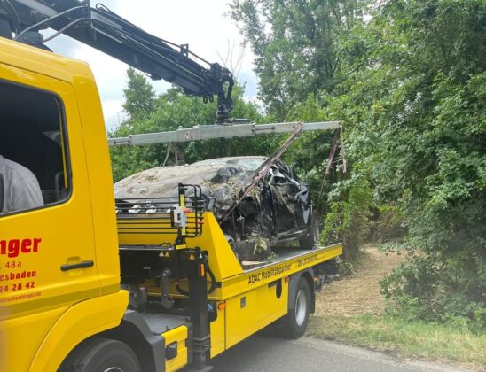Nach einem spektakulären Flug durch die Luft rettet die Feuerwehr Wiesbaden einen schwer verletzten Autofahrer