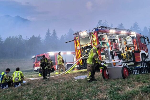Mehrere Hubschrauber im Einsatz gegen den großen Waldbrand im Gemeindebereich Übersee