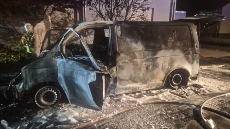 Freiwillige Feuerwehr Großostheim: Kastenwagen brennt nachts aus