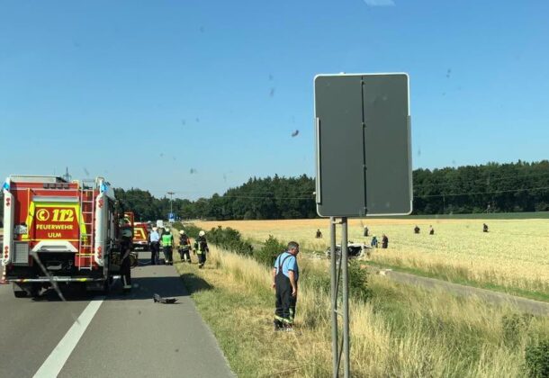 Ein tödlicher Verkehrsunfall auf der B30 fordert den schnellen Einsatz der Feuerwehr Ulm